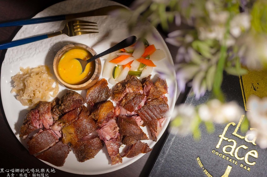 高雄苓雅︱LaFaceBar 在酒吧唱卡拉OK也太嗨!每週二、四的KTV之夜,快來這兒展現你的天籟好歌喉!