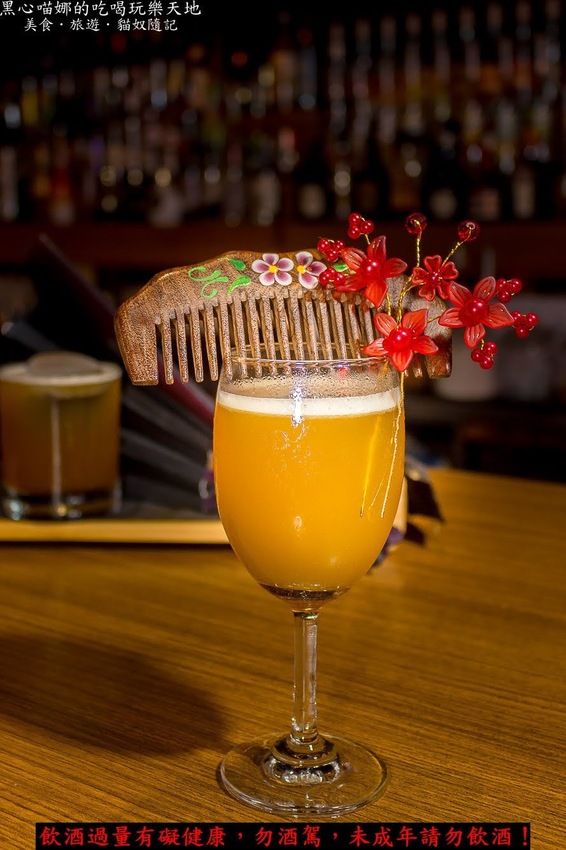 高雄苓雅︱LaFaceBar 在酒吧唱卡拉OK也太嗨!每週二、四的KTV之夜,快來這兒展現你的天籟好歌喉!