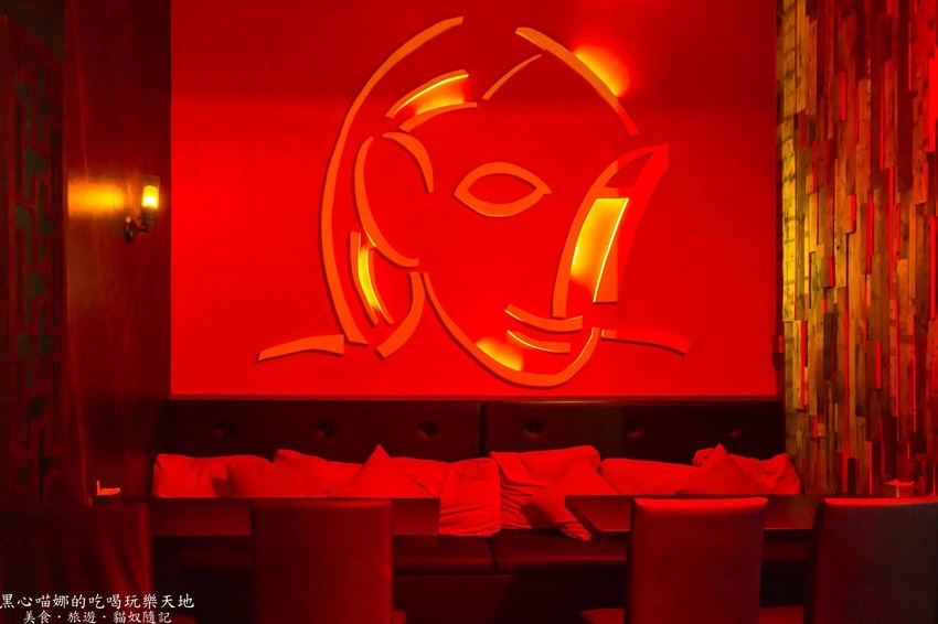 高雄苓雅︱LaFaceBar 在酒吧唱卡拉OK也太嗨!每週二、四的KTV之夜,快來這兒展現你的天籟好歌喉!