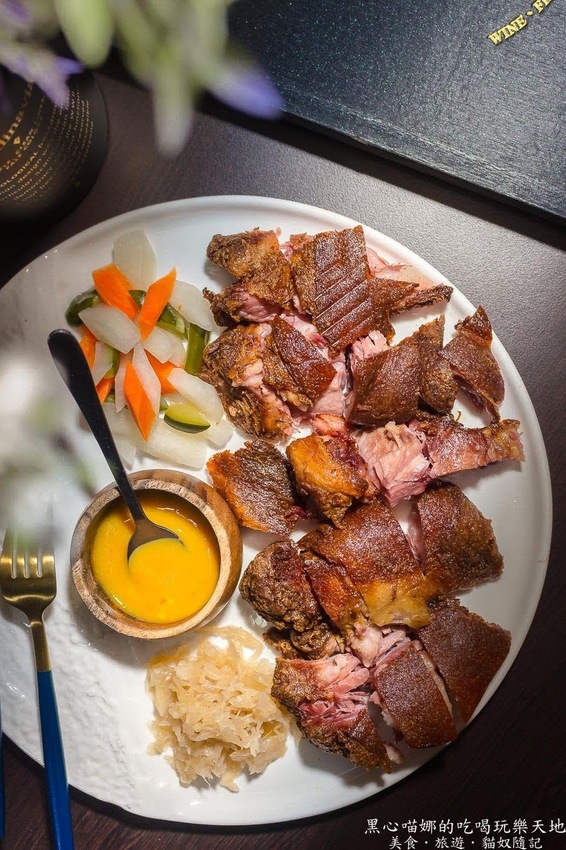 高雄苓雅︱LaFaceBar 在酒吧唱卡拉OK也太嗨!每週二、四的KTV之夜,快來這兒展現你的天籟好歌喉!