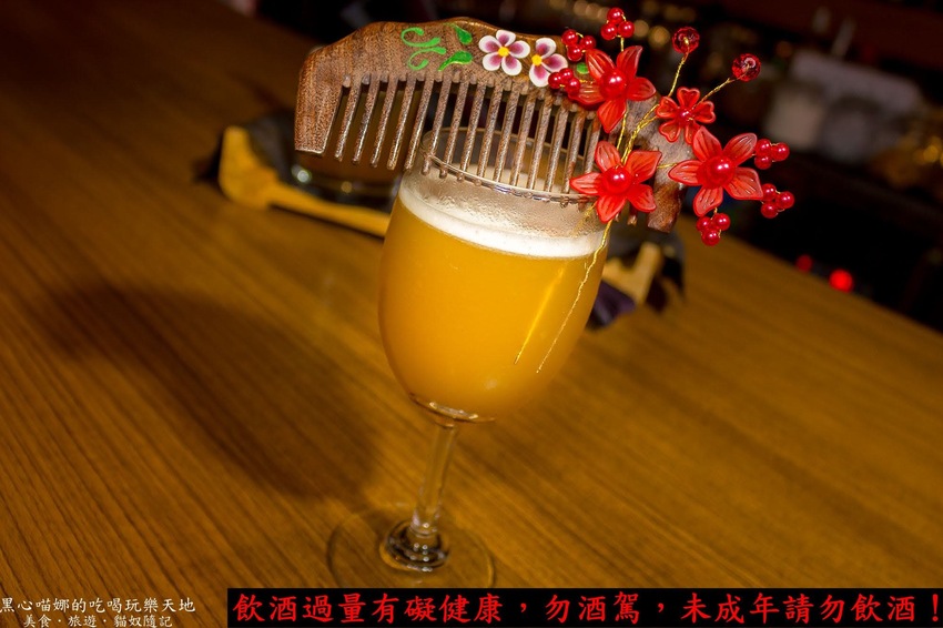 高雄苓雅︱LaFaceBar 在酒吧唱卡拉OK也太嗨!每週二、四的KTV之夜,快來這兒展現你的天籟好歌喉!