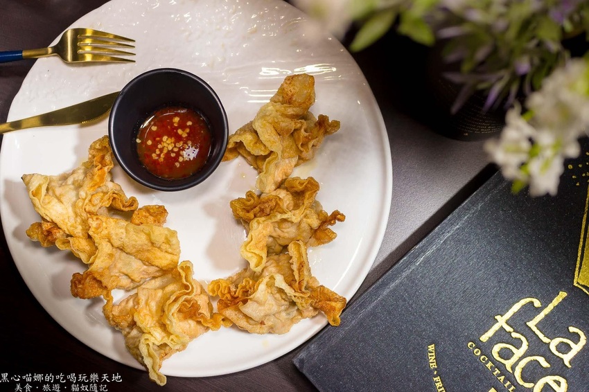 高雄苓雅︱LaFaceBar 在酒吧唱卡拉OK也太嗨!每週二、四的KTV之夜,快來這兒展現你的天籟好歌喉!