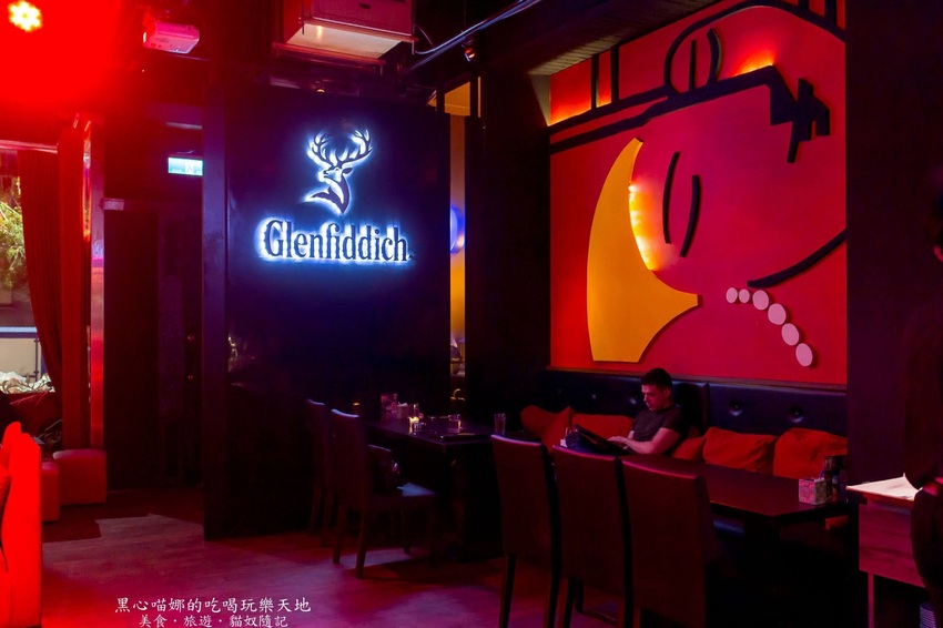 高雄苓雅︱LaFaceBar 在酒吧唱卡拉OK也太嗨!每週二、四的KTV之夜,快來這兒展現你的天籟好歌喉!