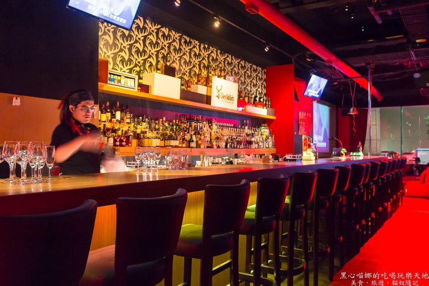 高雄苓雅︱LaFaceBar 在酒吧唱卡拉OK也太嗨!每週二、四的KTV之夜,快來這兒展現你的天籟好歌喉!