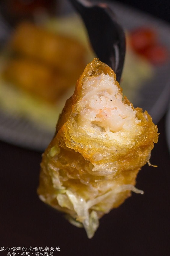 高雄苓雅︱LaFaceBar 在酒吧唱卡拉OK也太嗨!每週二、四的KTV之夜,快來這兒展現你的天籟好歌喉!