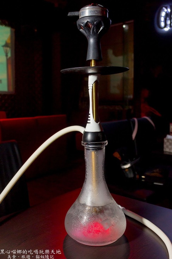 高雄苓雅︱LaFaceBar 在酒吧唱卡拉OK也太嗨!每週二、四的KTV之夜,快來這兒展現你的天籟好歌喉!