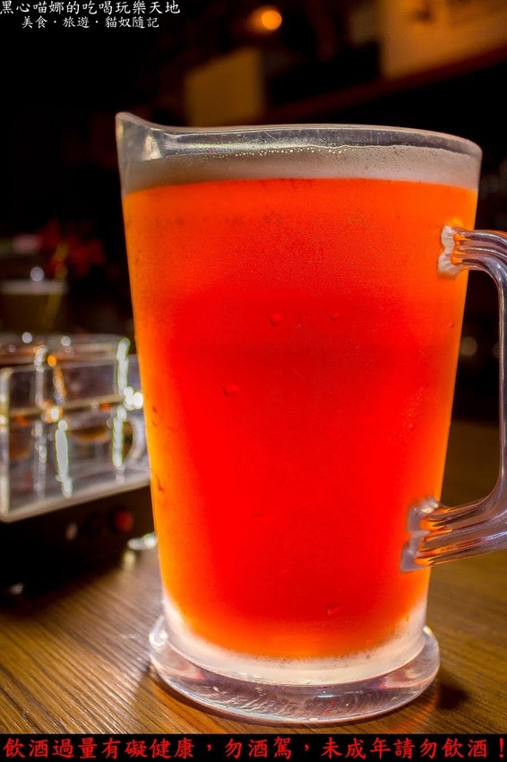 高雄苓雅︱LaFaceBar 在酒吧唱卡拉OK也太嗨!每週二、四的KTV之夜,快來這兒展現你的天籟好歌喉!