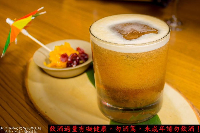 高雄苓雅︱LaFaceBar 在酒吧唱卡拉OK也太嗨!每週二、四的KTV之夜,快來這兒展現你的天籟好歌喉!