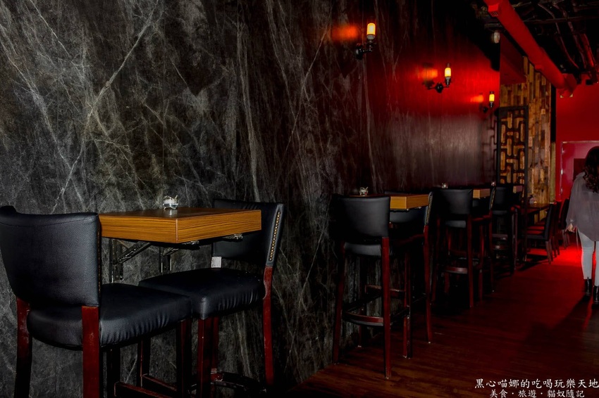 高雄苓雅︱LaFaceBar 在酒吧唱卡拉OK也太嗨!每週二、四的KTV之夜,快來這兒展現你的天籟好歌喉!