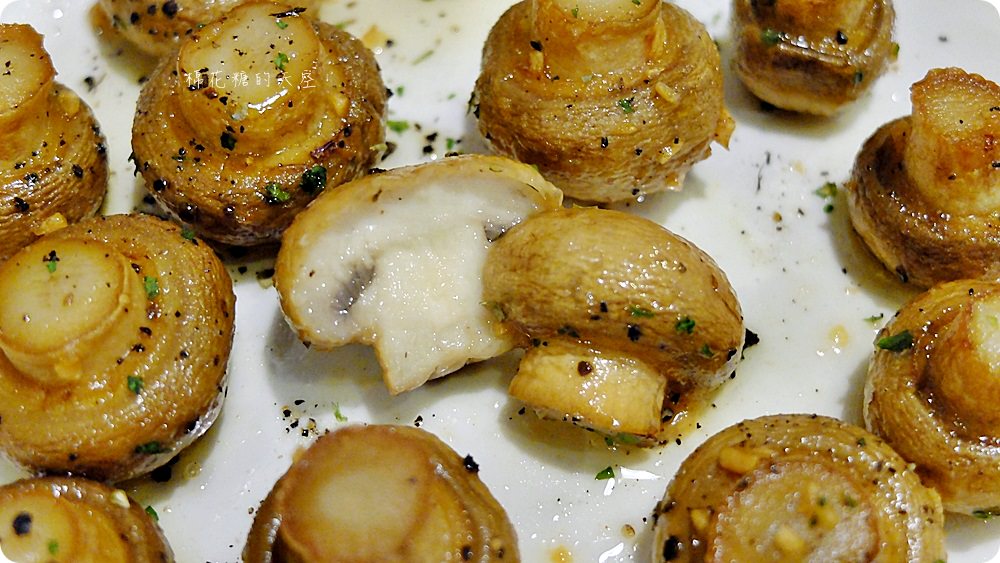 檜意生活村週邊R5小餐館客製美式漢堡超好吃!現烤可麗露吃了會上癮~