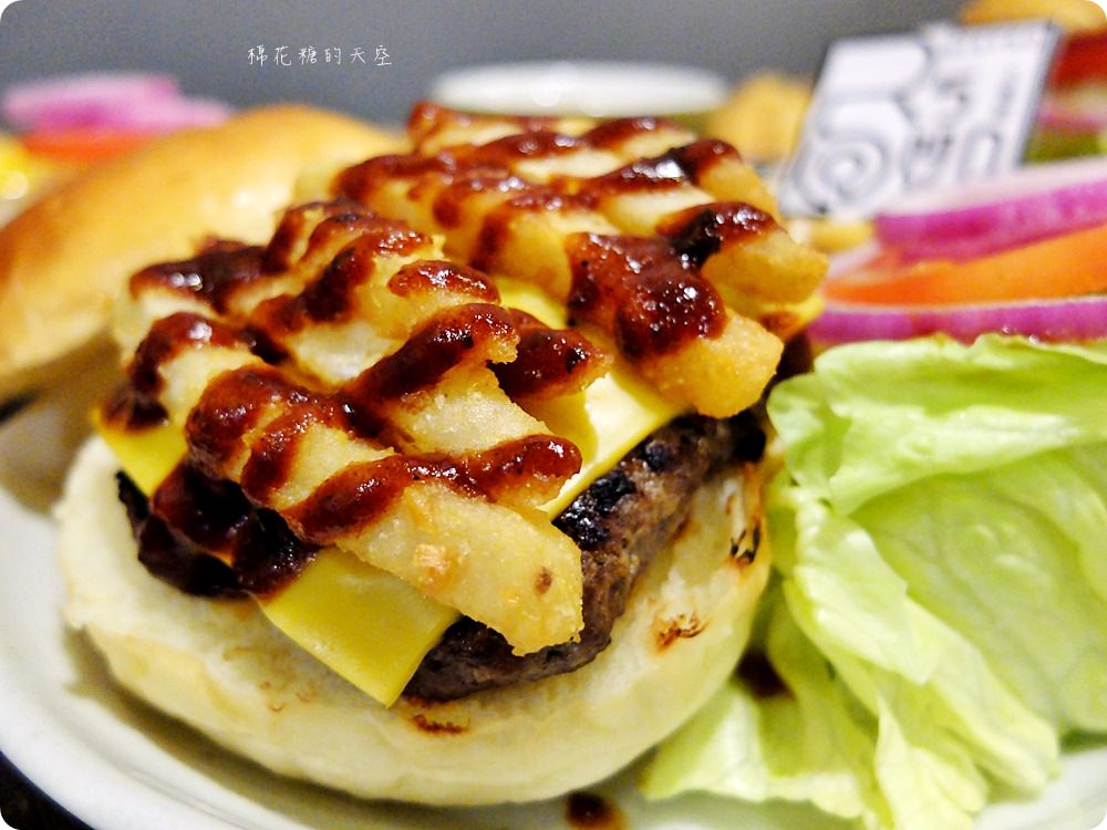 檜意生活村週邊R5小餐館客製美式漢堡超好吃!現烤可麗露吃了會上癮~