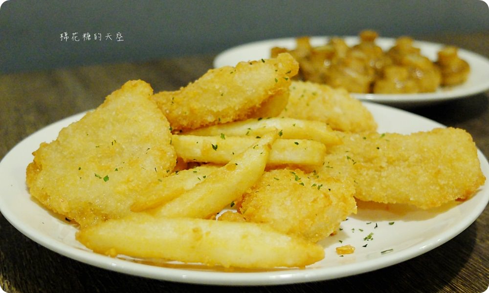 檜意生活村週邊R5小餐館客製美式漢堡超好吃!現烤可麗露吃了會上癮~