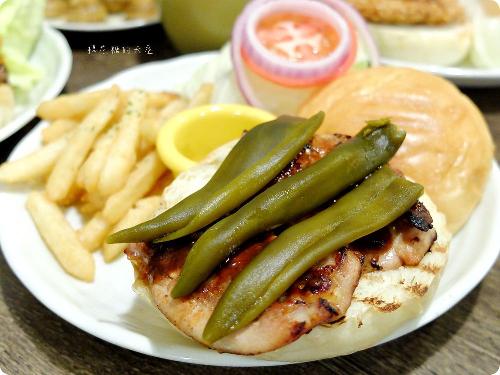 檜意生活村週邊R5小餐館客製美式漢堡超好吃!現烤可麗露吃了會上癮~