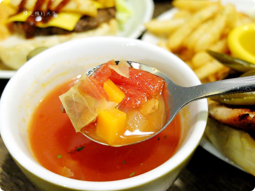 檜意生活村週邊R5小餐館客製美式漢堡超好吃!現烤可麗露吃了會上癮~