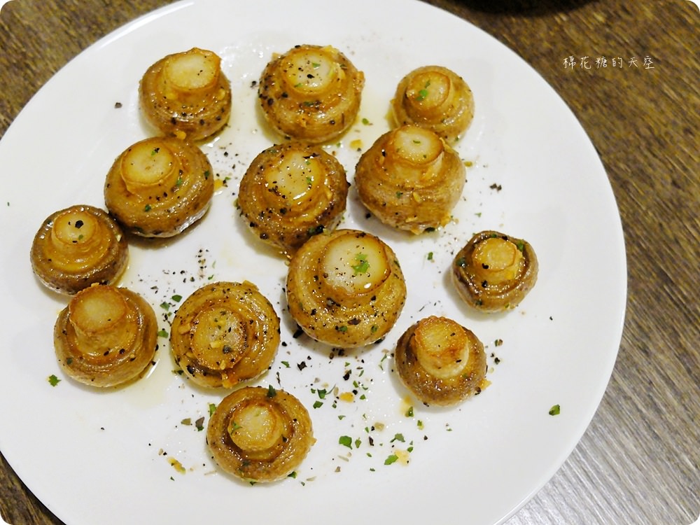 檜意生活村週邊R5小餐館客製美式漢堡超好吃!現烤可麗露吃了會上癮~