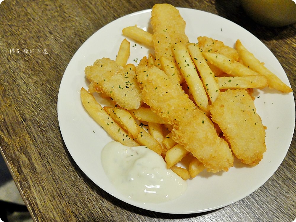 檜意生活村週邊R5小餐館客製美式漢堡超好吃!現烤可麗露吃了會上癮~