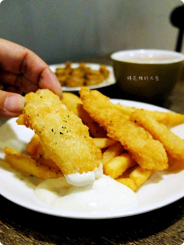 檜意生活村週邊R5小餐館客製美式漢堡超好吃!現烤可麗露吃了會上癮~