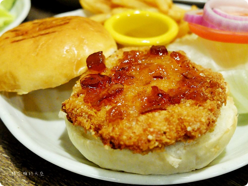 檜意生活村週邊R5小餐館客製美式漢堡超好吃!現烤可麗露吃了會上癮~