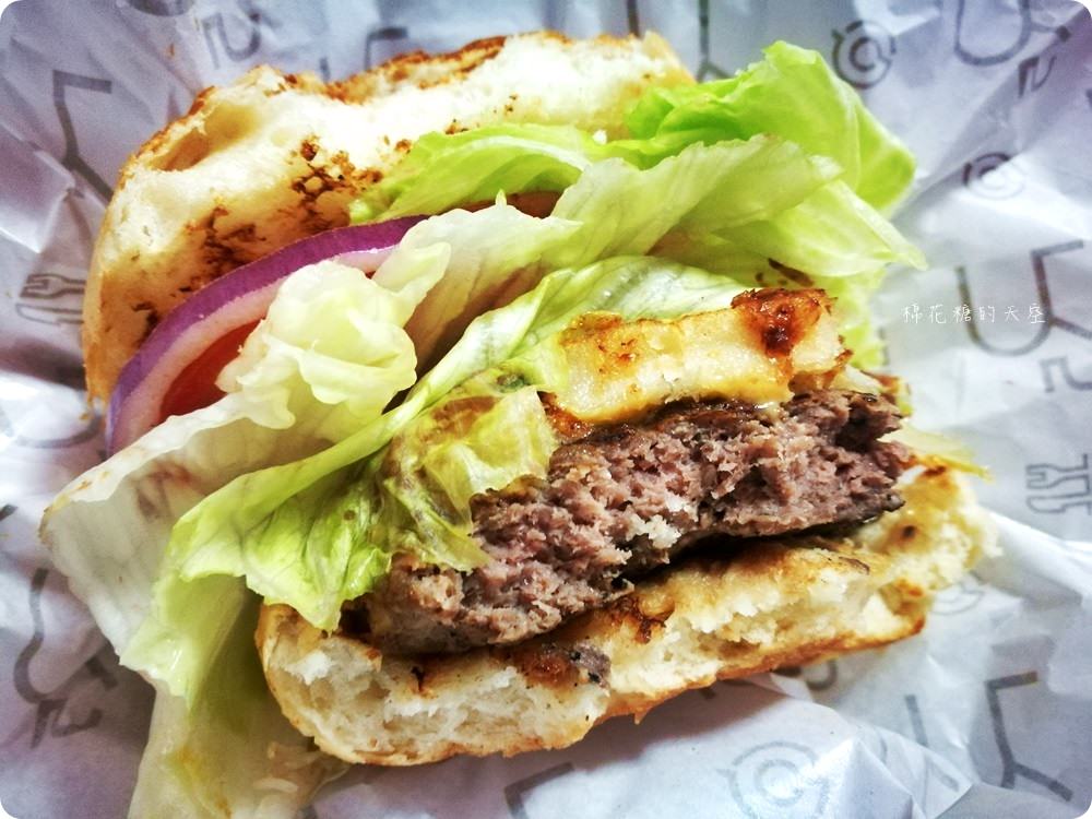 檜意生活村週邊R5小餐館客製美式漢堡超好吃!現烤可麗露吃了會上癮~