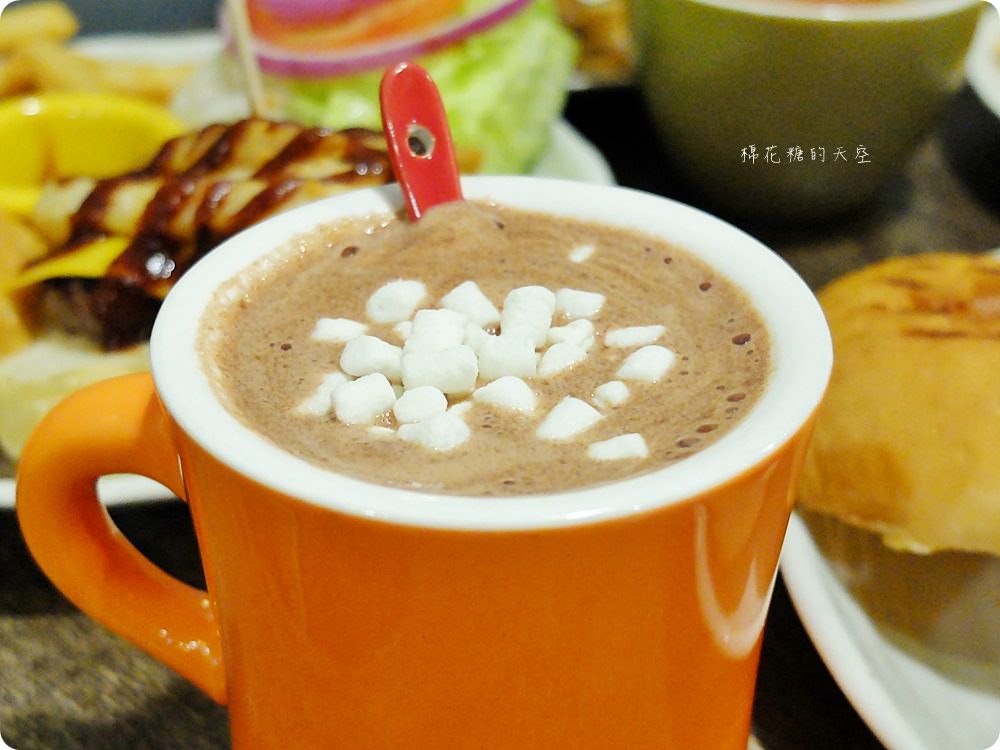 檜意生活村週邊R5小餐館客製美式漢堡超好吃!現烤可麗露吃了會上癮~