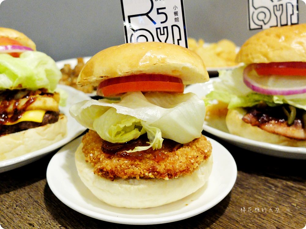 檜意生活村週邊R5小餐館客製美式漢堡超好吃!現烤可麗露吃了會上癮~