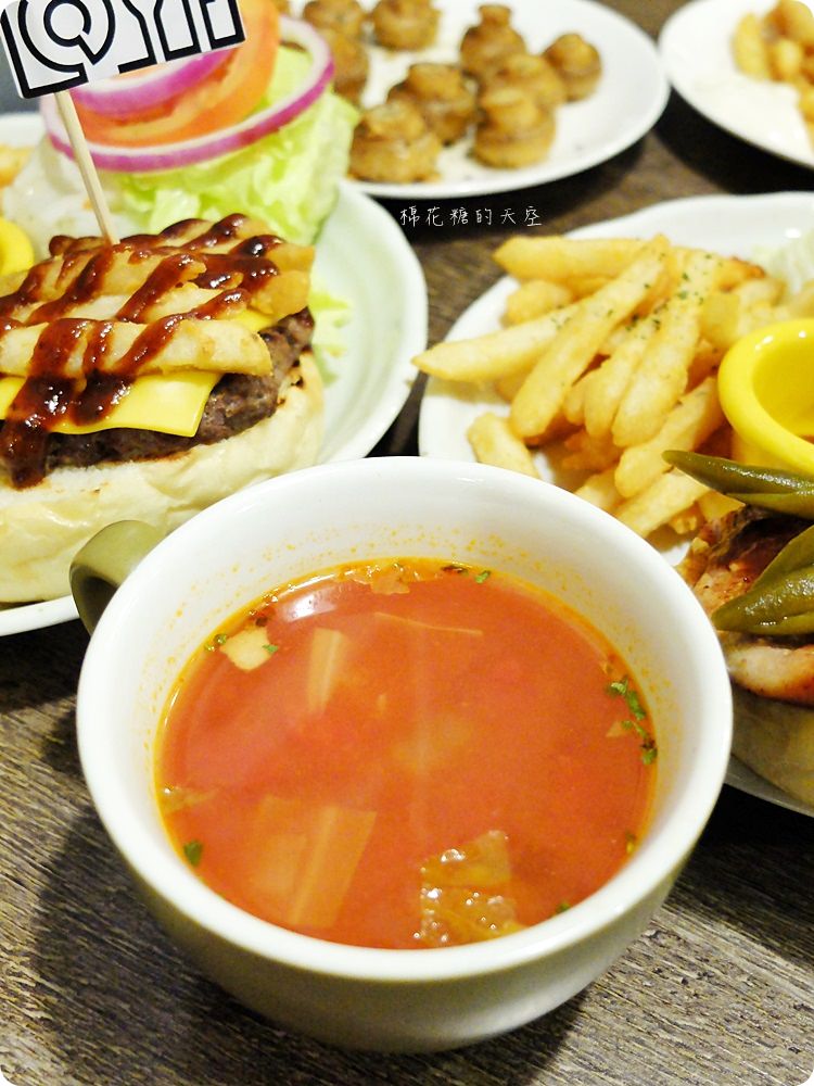 檜意生活村週邊R5小餐館客製美式漢堡超好吃!現烤可麗露吃了會上癮~