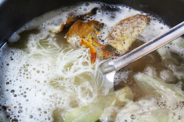 深坑大團園休閒農園：【宅配。方便料理】深坑大團園景觀花園餐廳 經典招牌菜 傳承25年的好味道 櫻花蝦香芋米粉鍋