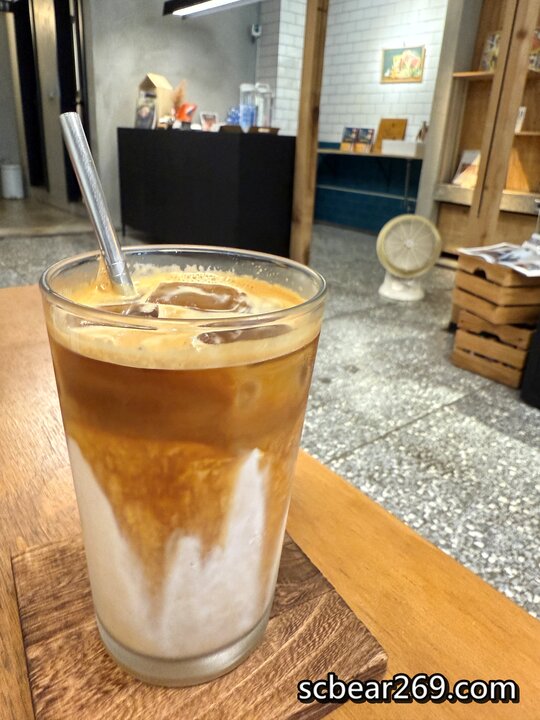 台中不限時咖啡館！Fleet Street艦隊街咖啡結合獨立書店，台中火車站旁。