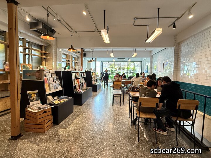 台中不限時咖啡館！Fleet Street艦隊街咖啡結合獨立書店，台中火車站旁。