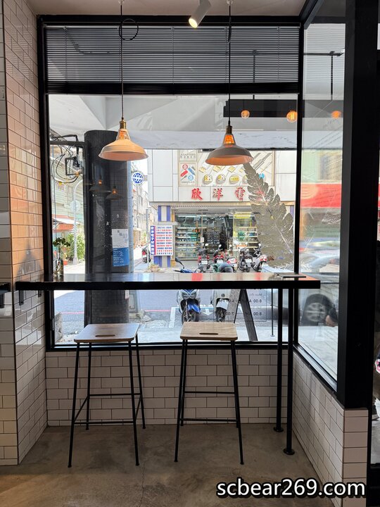 台中不限時咖啡館！Fleet Street艦隊街咖啡結合獨立書店，台中火車站旁。