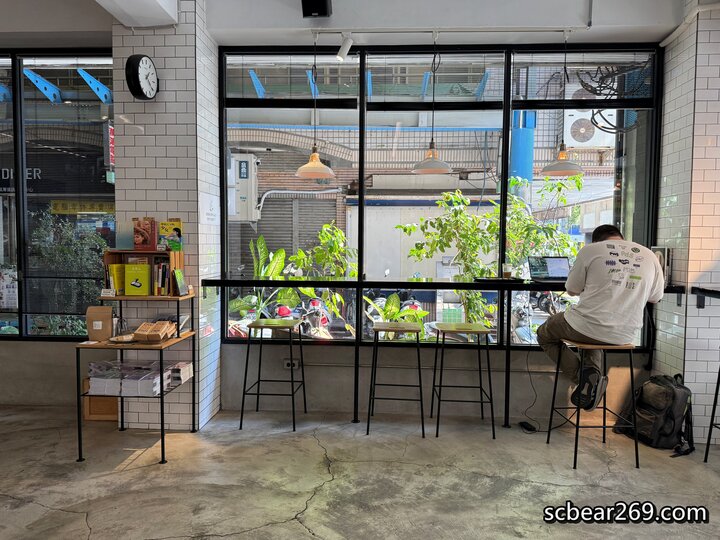 台中不限時咖啡館！Fleet Street艦隊街咖啡結合獨立書店，台中火車站旁。