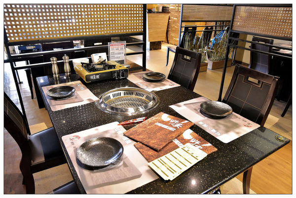 店內用餐桌-台中公益路燒烤吃到飽