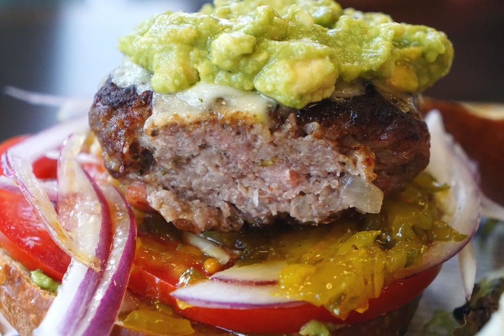 酪梨肋眼牛肉漢堡