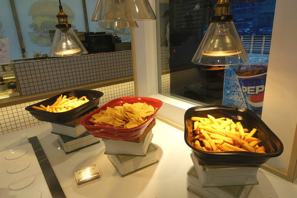 Burger Lab‧天成飯店玩出漢堡創意,千層馬鈴薯和自助取炸物都讓人眼睛發亮!!!