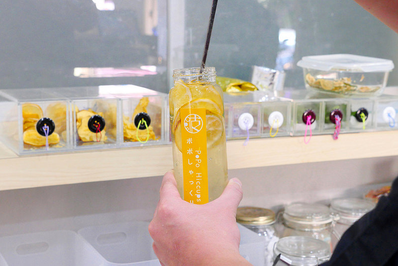 【台中飲料】波波打嗝 向上市場│西區：IG最受歡迎氣泡飲專賣店 新品漂浮水果飲艾波星空迷炫色彩好看又好喝！還能選擇任意搭配做出自己專屬口味飲料！(玻璃瓶裝附提袋打卡再送專屬蓋印字)