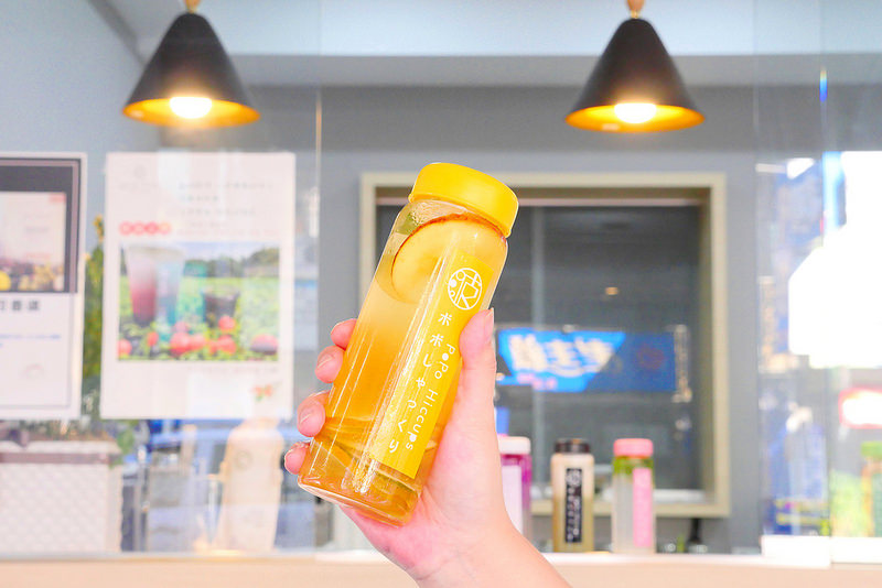 【台中飲料】波波打嗝 向上市場│西區：IG最受歡迎氣泡飲專賣店 新品漂浮水果飲艾波星空迷炫色彩好看又好喝！還能選擇任意搭配做出自己專屬口味飲料！(玻璃瓶裝附提袋打卡再送專屬蓋印字)