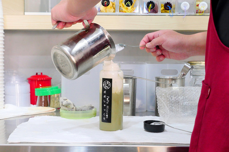 【台中飲料】波波打嗝 向上市場│西區：IG最受歡迎氣泡飲專賣店 新品漂浮水果飲艾波星空迷炫色彩好看又好喝！還能選擇任意搭配做出自己專屬口味飲料！(玻璃瓶裝附提袋打卡再送專屬蓋印字)