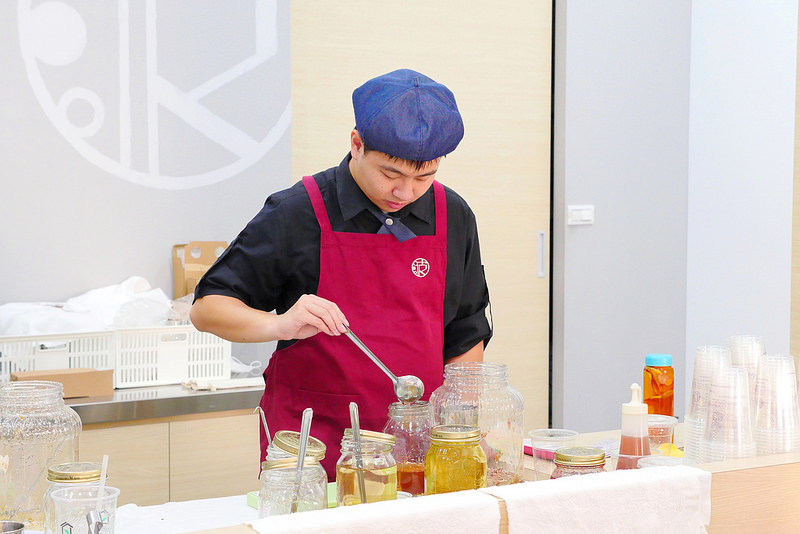 【台中飲料】波波打嗝 向上市場│西區：IG最受歡迎氣泡飲專賣店 新品漂浮水果飲艾波星空迷炫色彩好看又好喝！還能選擇任意搭配做出自己專屬口味飲料！(玻璃瓶裝附提袋打卡再送專屬蓋印字)