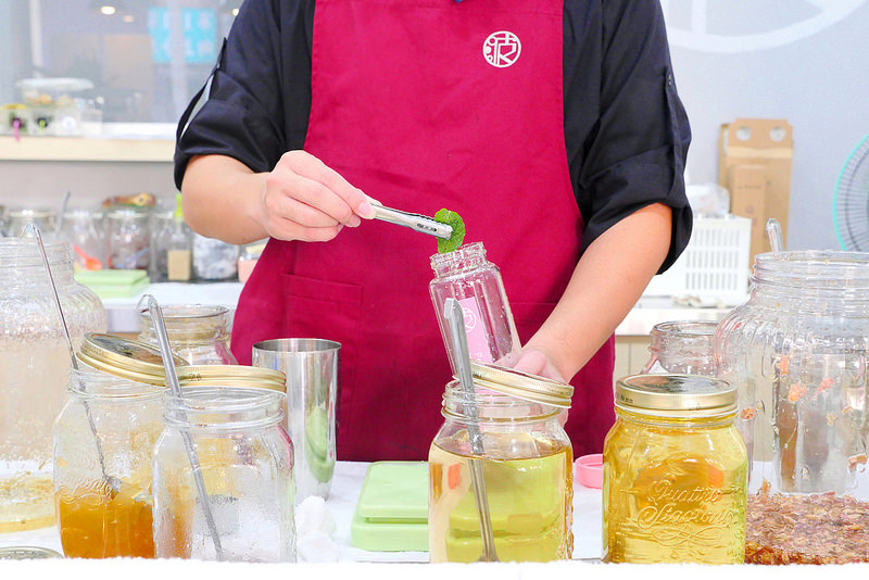 【台中飲料】波波打嗝 向上市場│西區：IG最受歡迎氣泡飲專賣店 新品漂浮水果飲艾波星空迷炫色彩好看又好喝！還能選擇任意搭配做出自己專屬口味飲料！(玻璃瓶裝附提袋打卡再送專屬蓋印字)