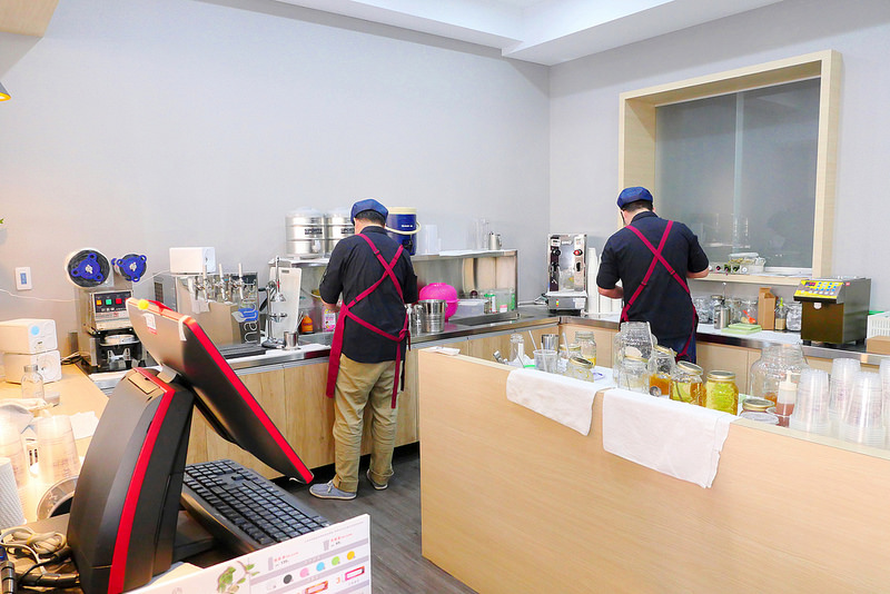 【台中飲料】波波打嗝 向上市場│西區：IG最受歡迎氣泡飲專賣店 新品漂浮水果飲艾波星空迷炫色彩好看又好喝！還能選擇任意搭配做出自己專屬口味飲料！(玻璃瓶裝附提袋打卡再送專屬蓋印字)