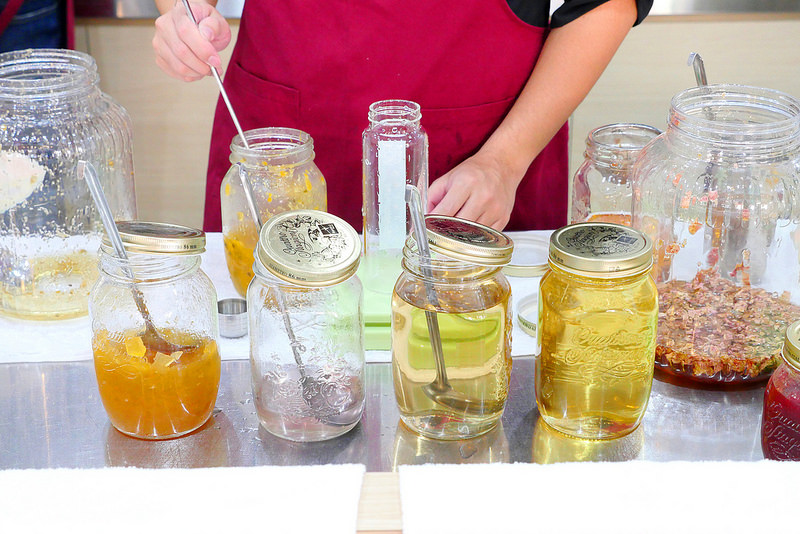 【台中飲料】波波打嗝 向上市場│西區：IG最受歡迎氣泡飲專賣店 新品漂浮水果飲艾波星空迷炫色彩好看又好喝！還能選擇任意搭配做出自己專屬口味飲料！(玻璃瓶裝附提袋打卡再送專屬蓋印字)