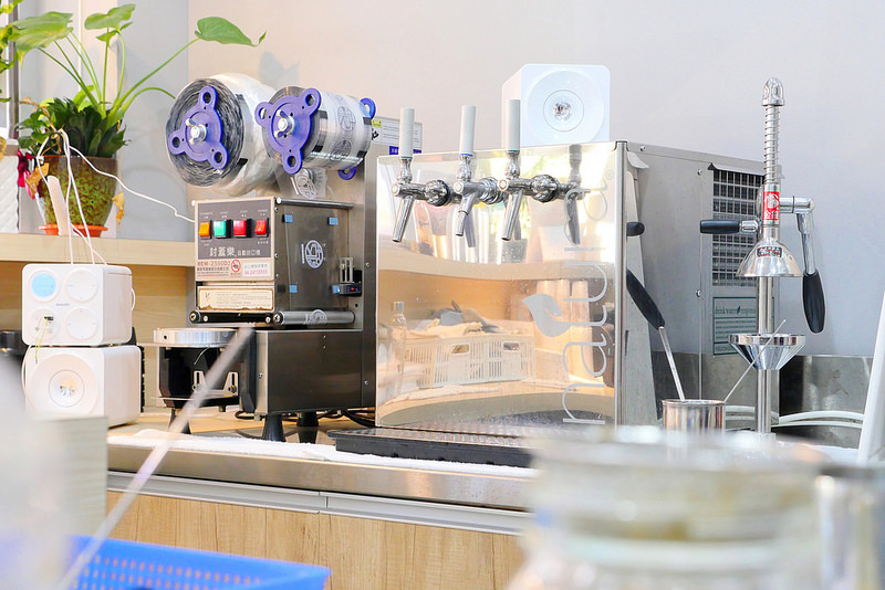 【台中飲料】波波打嗝 向上市場│西區：IG最受歡迎氣泡飲專賣店 新品漂浮水果飲艾波星空迷炫色彩好看又好喝！還能選擇任意搭配做出自己專屬口味飲料！(玻璃瓶裝附提袋打卡再送專屬蓋印字)