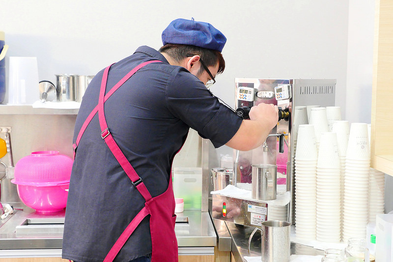 【台中飲料】波波打嗝 向上市場│西區：IG最受歡迎氣泡飲專賣店 新品漂浮水果飲艾波星空迷炫色彩好看又好喝！還能選擇任意搭配做出自己專屬口味飲料！(玻璃瓶裝附提袋打卡再送專屬蓋印字)