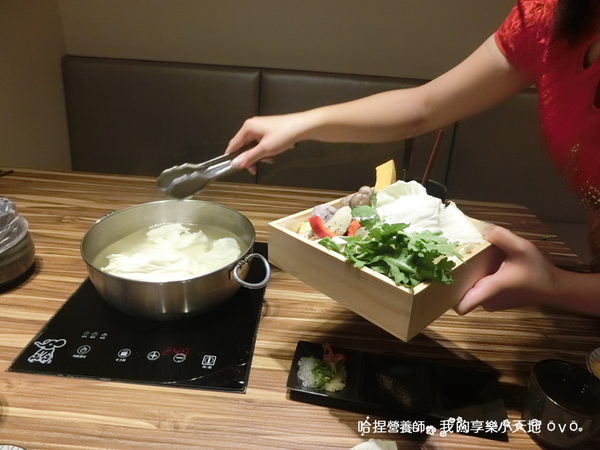 【新莊美食】《婧 Shabu》精緻美學食尚鍋物 ／日本料理。周到的桌邊服務，吃完的湯底還可以煮粥！