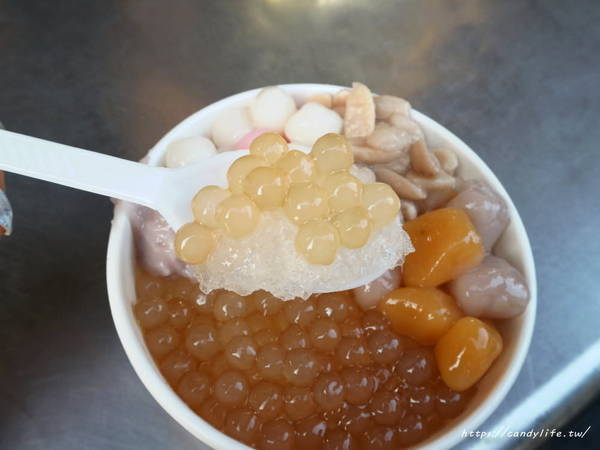 逢甲大麻粉圓：台中美食│大麻粉圓〃CP值爆表～料給超多的銅板美食，來逢甲必吃冰品！