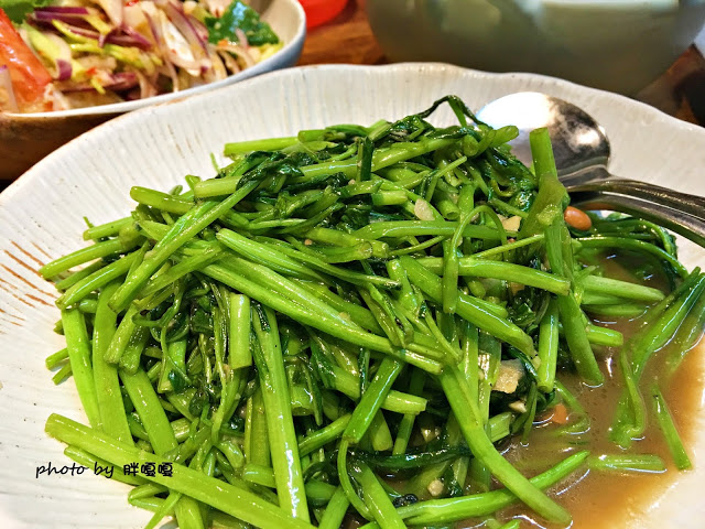 【台中 南屯】Thaï.J♔♔♔花草系、吃氣氛的餐廳，訂位電話打了不太接，餐點份量偏少、口味辨識度低、單價高，這裡就是環境美.......