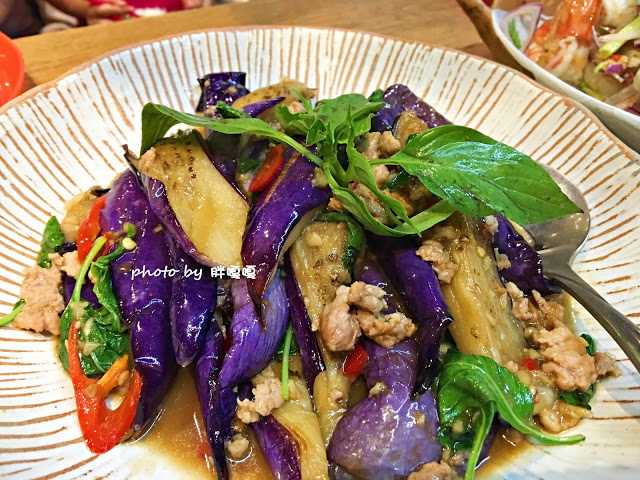 【台中 南屯】Thaï.J♔♔♔花草系、吃氣氛的餐廳，訂位電話打了不太接，餐點份量偏少、口味辨識度低、單價高，這裡就是環境美.......