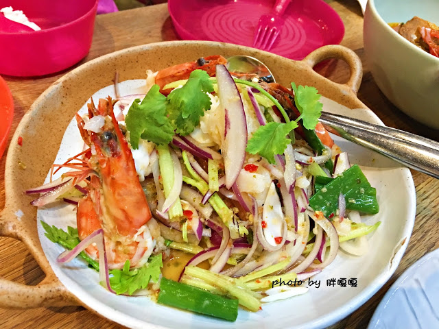 【台中 南屯】Thaï.J♔♔♔花草系、吃氣氛的餐廳，訂位電話打了不太接，餐點份量偏少、口味辨識度低、單價高，這裡就是環境美.......