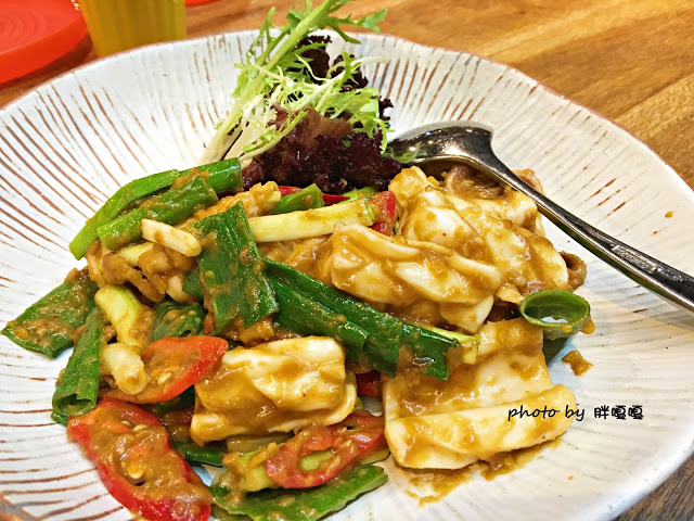 【台中 南屯】Thaï.J♔♔♔花草系、吃氣氛的餐廳，訂位電話打了不太接，餐點份量偏少、口味辨識度低、單價高，這裡就是環境美.......