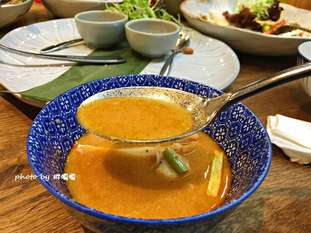 【台中 南屯】Thaï.J♔♔♔花草系、吃氣氛的餐廳，訂位電話打了不太接，餐點份量偏少、口味辨識度低、單價高，這裡就是環境美.......